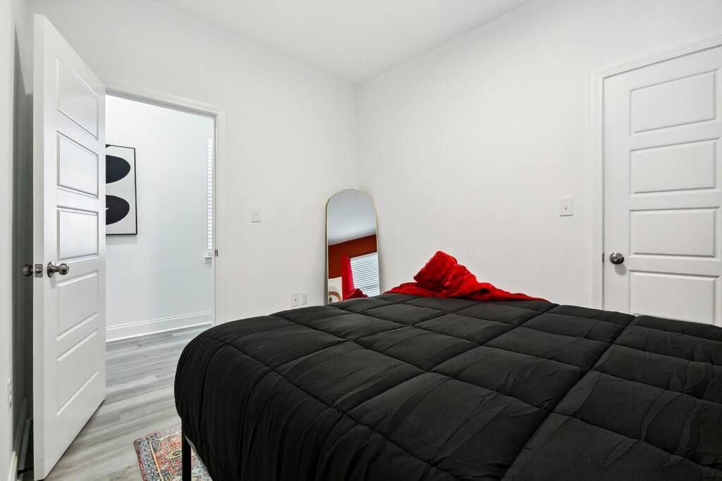 Grand 10-bedroom Oasis In Nola Apartment