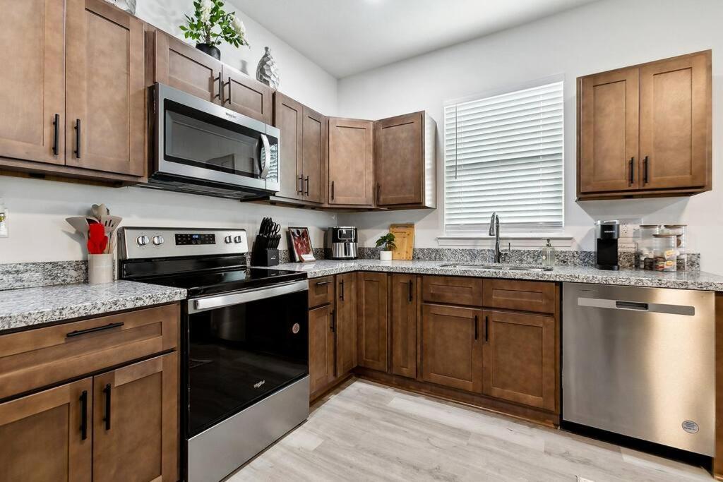 Grand 10-bedroom Oasis In Nola Apartment *