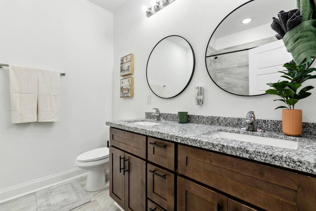 Grand 10-bedroom Oasis In Nola Apartment