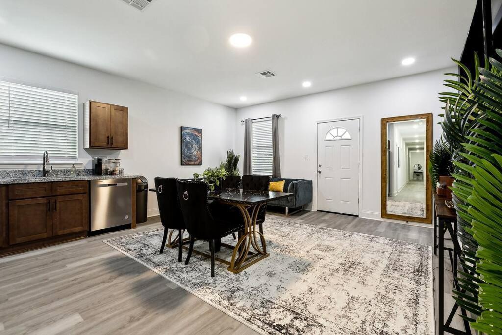 Grand 10-bedroom Oasis In Nola Apartment